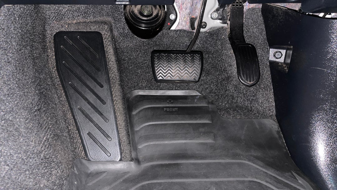 2021 Toyota Hilux Sr5 (4x4), Automatic, 65633 km, Pedals and Footmat