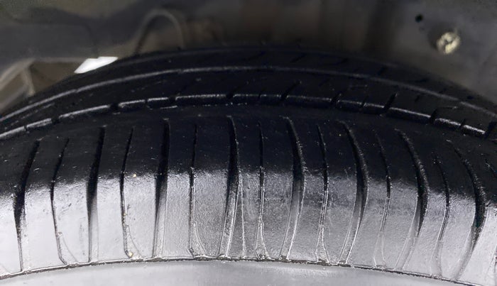 2014 Hyundai Eon MAGNA PLUS, Petrol, Manual, 66,797 km, Right Rear Tyre Tread