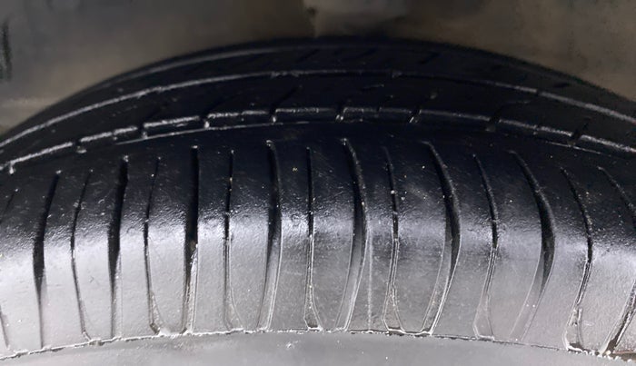 2014 Hyundai Eon MAGNA PLUS, Petrol, Manual, 66,797 km, Left Front Tyre Tread