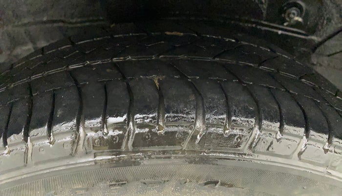 2013 Toyota Etios Liva G, CNG, Manual, 81,876 km, Right Rear Tyre Tread