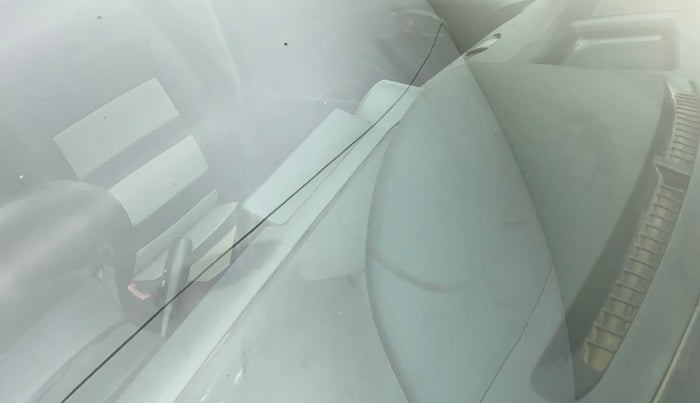 2013 Toyota Etios Liva G, CNG, Manual, 81,876 km, Front windshield - Minor spot on windshield