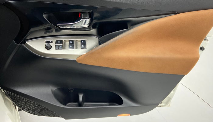 2017 Toyota Innova Crysta 2.7 ZX AT 7 STR, Petrol, Automatic, 85,231 km, Driver Side Door Panels Control