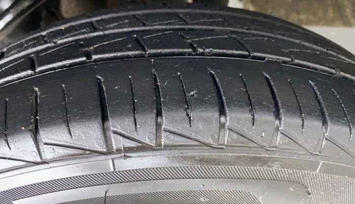 2021 Maruti Alto LXI CNG, CNG, Manual, 23,899 km, Left Front Tyre Tread