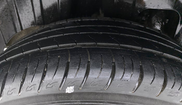2021 Mahindra XUV300 W8 DIESEL MT, Diesel, Manual, 33,960 km, Right Rear Tyre Tread