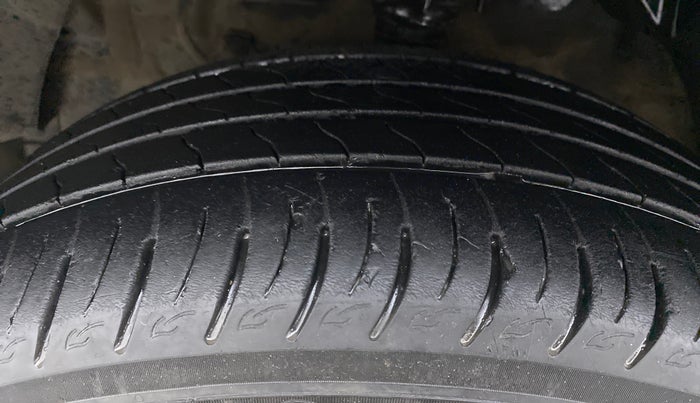 2021 Mahindra XUV300 W8 DIESEL MT, Diesel, Manual, 33,960 km, Left Front Tyre Tread