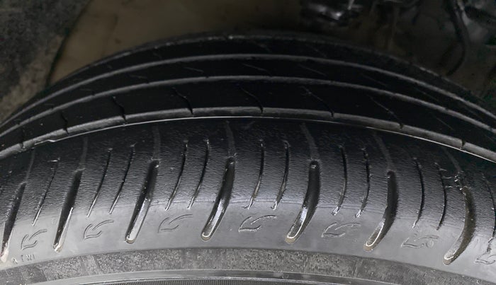 2021 Mahindra XUV300 W8 DIESEL MT, Diesel, Manual, 33,960 km, Right Front Tyre Tread