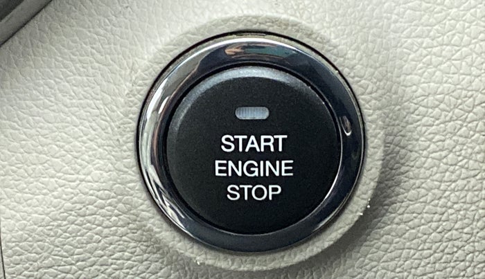 2021 Mahindra XUV300 W8 DIESEL MT, Diesel, Manual, 33,960 km, Keyless Start/ Stop Button