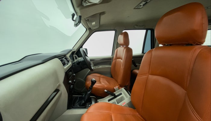 2017 Mahindra Scorpio S6+ INTELL HYBRID, Diesel, Manual, 38,170 km, Right Side Front Door Cabin