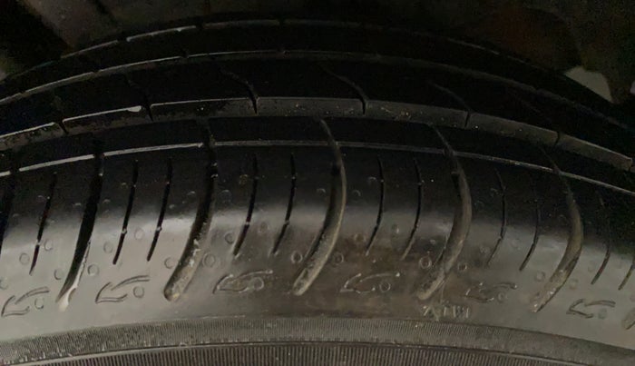 2017 Maruti Dzire ZDI, Diesel, Manual, 64,908 km, Right Front Tyre Tread