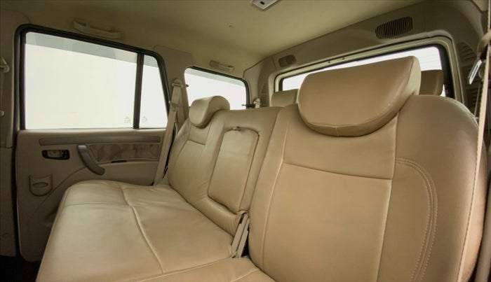 2014 Mahindra Scorpio VLX AIRBAG AT BS IV, Diesel, Automatic, 43,538 km, Right Side Rear Door Cabin