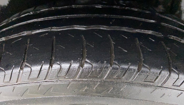 2015 Maruti Swift VDI, Diesel, Manual, 1,43,233 km, Left Rear Tyre Tread