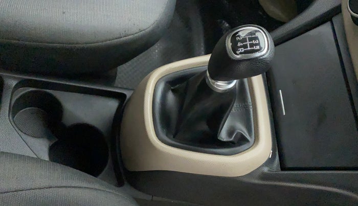 2015 Hyundai Xcent S 1.2, Petrol, Manual, 55,974 km, Gear lever - Knob has minor damage