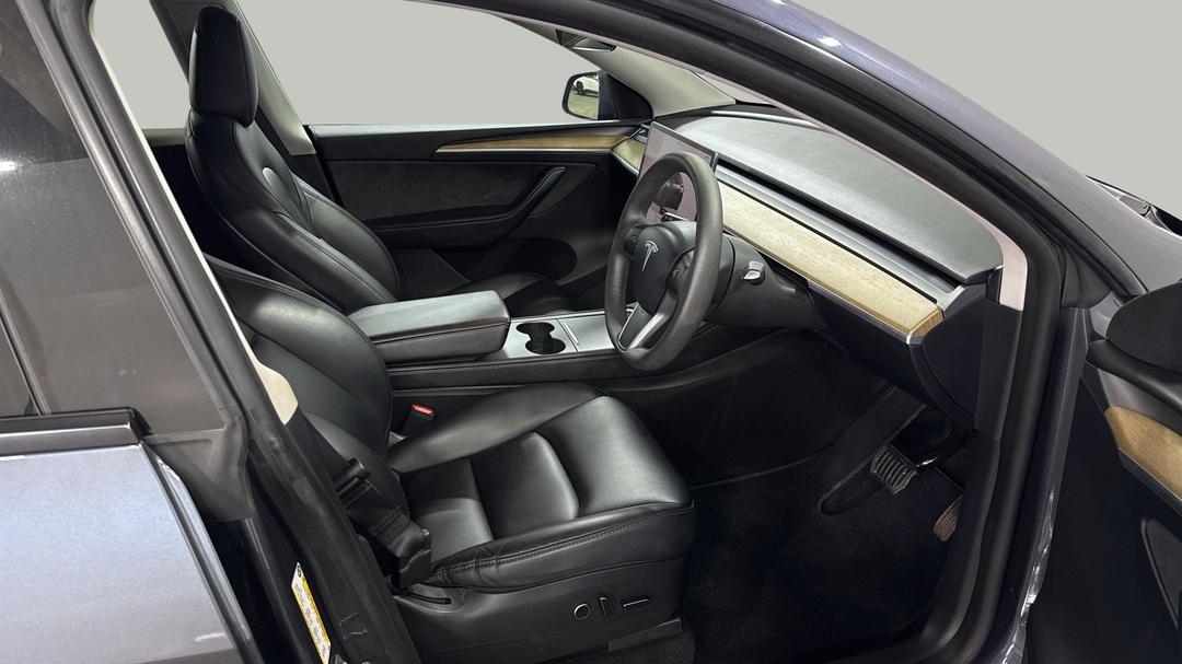 2023 Tesla Model Y Rear-wheel Drive, Automatic, 43984 km, Right Side Front Door Cabin View