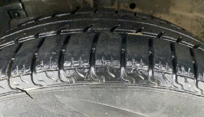 2016 Maruti Swift VXI D, Petrol, Manual, 66,670 km, Left Front Tyre Tread