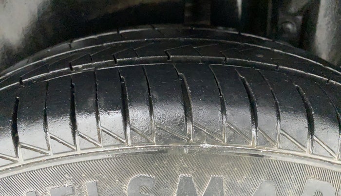 2016 Maruti Swift VXI D, Petrol, Manual, 66,670 km, Left Rear Tyre Tread
