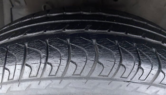 2014 Maruti Swift VXI D, Petrol, Manual, 22,569 km, Left Front Tyre Tread