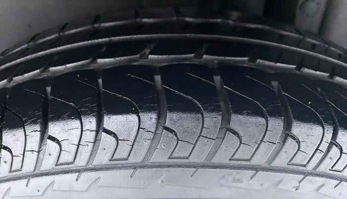 2014 Maruti Swift VXI D, Petrol, Manual, 22,569 km, Left Rear Tyre Tread