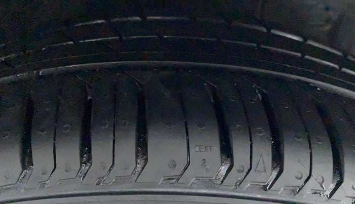 2017 Toyota Etios V, Petrol, Manual, 74,137 km, Right Front Tyre Tread
