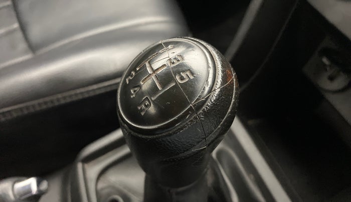2018 Maruti Vitara Brezza LDI, Diesel, Manual, 70,167 km, Gear lever - Knob has minor damage