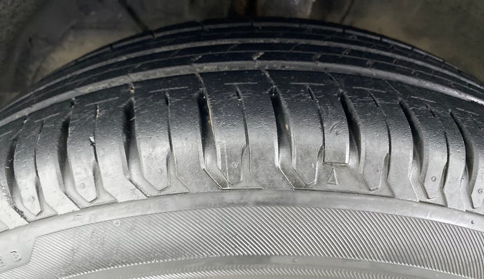 2018 Maruti Dzire ZXI, Petrol, Manual, 30,038 km, Left Front Tyre Tread