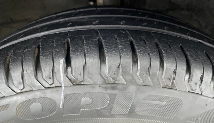 2018 Maruti Dzire ZXI, Petrol, Manual, 30,038 km, Right Front Tyre Tread