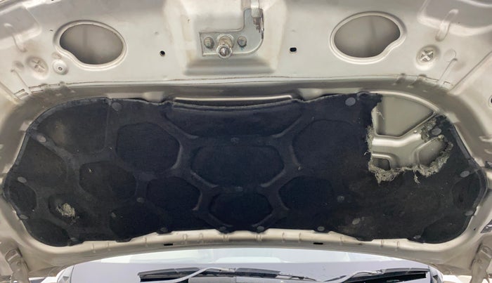 2014 Mahindra XUV500 W4, Diesel, Manual, 68,922 km, Bonnet (hood) - Insulation cover has minor damage