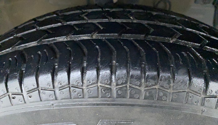 2017 Maruti Swift VXI D, Petrol, Manual, 27,063 km, Right Front Tyre Tread