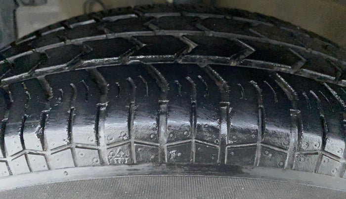 2017 Maruti Swift VXI D, Petrol, Manual, 27,063 km, Left Front Tyre Tread