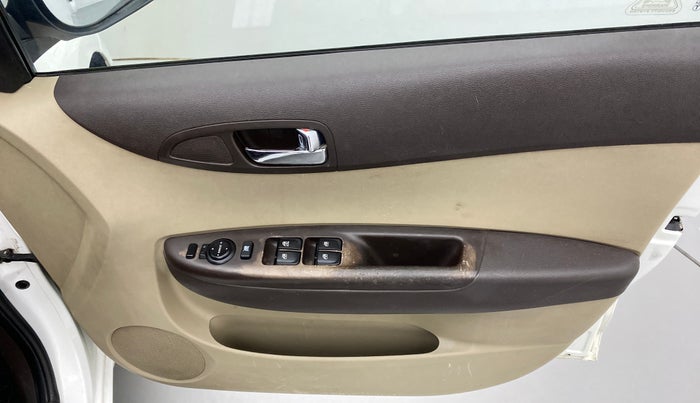 2011 Hyundai i20 SPORTZ 1.2 O, Petrol, Manual, 48,715 km, Right front window switch / handle - Power window makes minor noise