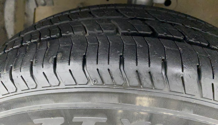 2013 Maruti Swift VXI, Petrol, Manual, 60,788 km, Left Front Tyre Tread