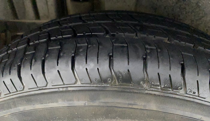 2013 Maruti Swift VXI, Petrol, Manual, 60,788 km, Right Rear Tyre Tread