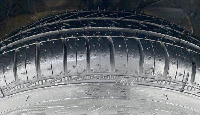 2018 Maruti Swift LXI D, Petrol, Manual, 12,659 km, Right Front Tyre Tread