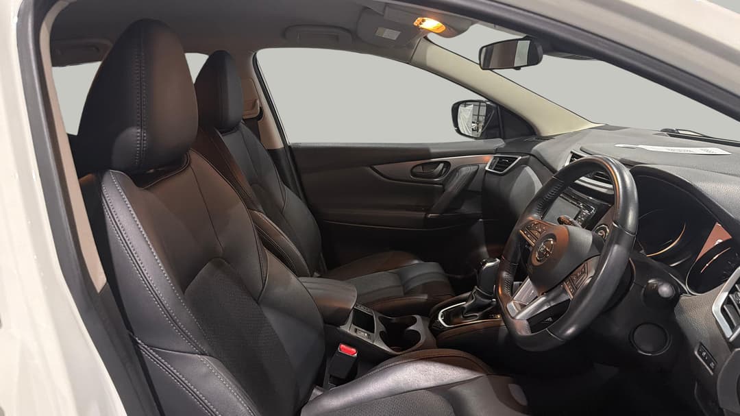 2017 Nissan Qashqai St-l, Automatic, 104027 km, Right Side Front Door Cabin View