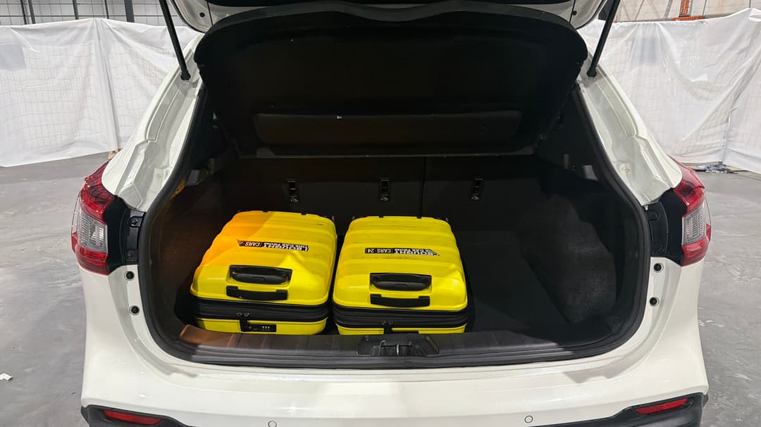 2017 Nissan Qashqai St-l, Automatic, 104027 km, Boot Inside View with Luggage