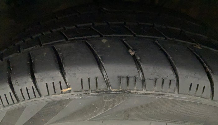 2016 Volkswagen Ameo HIGHLINE1.2L, Petrol, Manual, 36,744 km, Left Front Tyre Tread