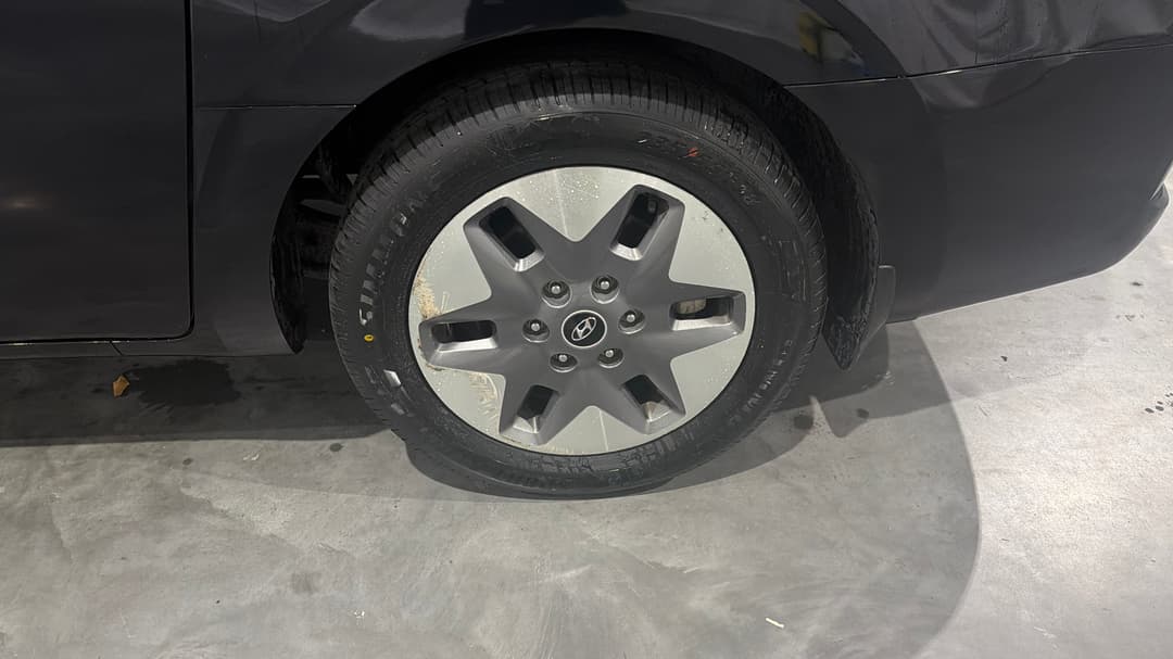 2022 Hyundai Staria Staria, Automatic, 83971 km, Left Rear Wheel