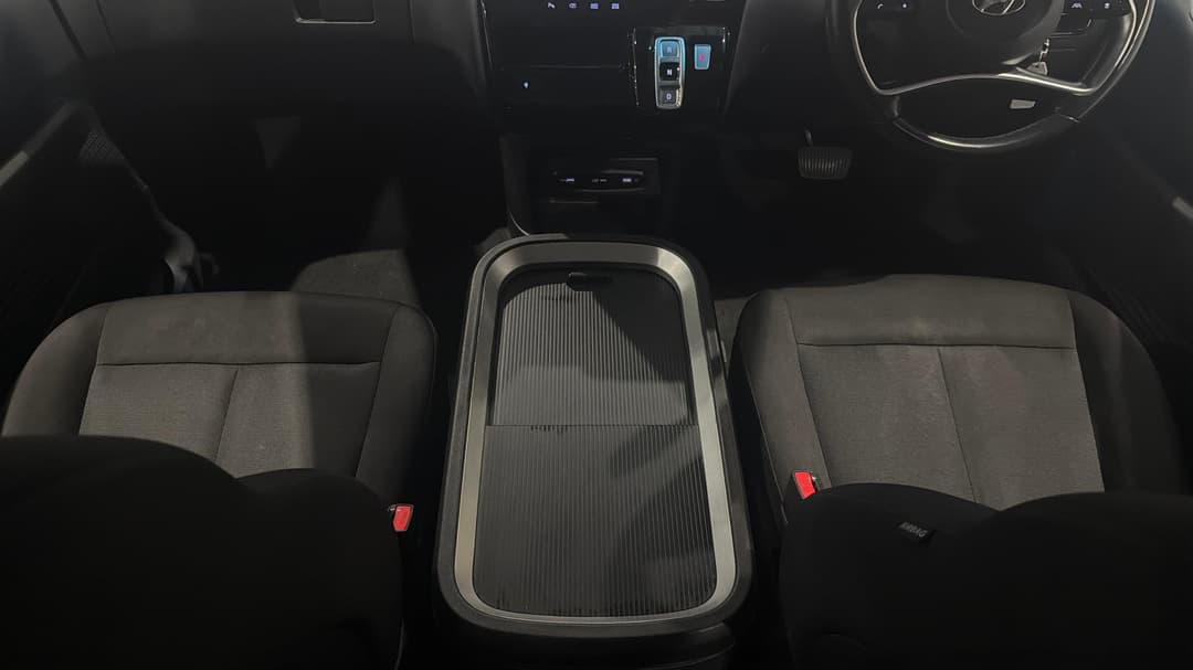 2022 Hyundai Staria Staria, Automatic, 83971 km, Center Console