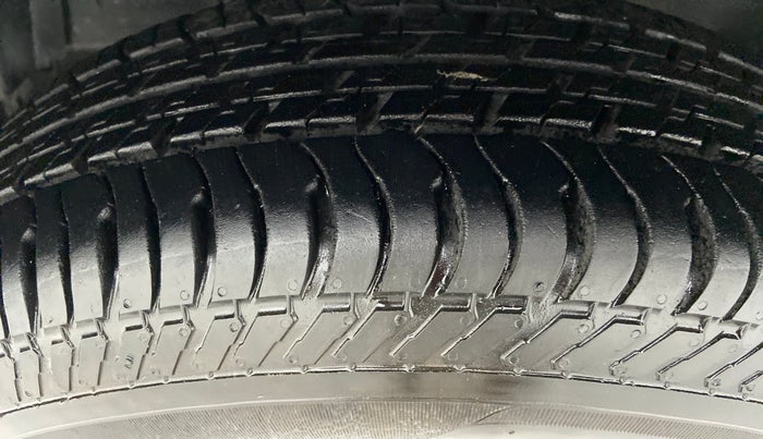 2015 Maruti Swift LDI O, Diesel, Manual, 69,023 km, Left Front Tyre Tread