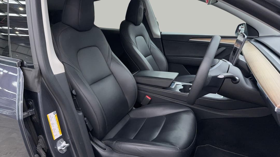 2023 Tesla Model Y Rear-wheel Drive, Automatic, 72983 km, Right Side Front Door Cabin View