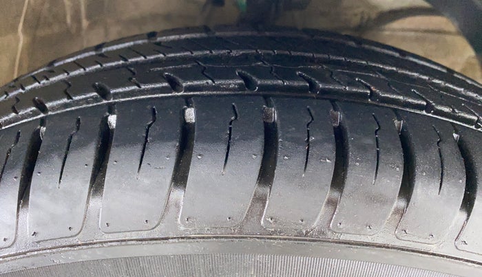 2019 Maruti Swift LXI D, Petrol, Manual, 49,793 km, Right Front Tyre Tread