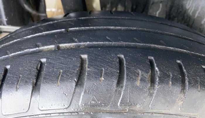 2019 Maruti Swift LXI D, Petrol, Manual, 49,793 km, Right Rear Tyre Tread