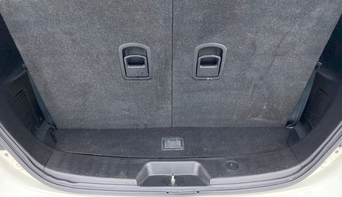 2020 Mahindra XUV500 W7 FWD, Diesel, Manual, 18,613 km, Boot Inside