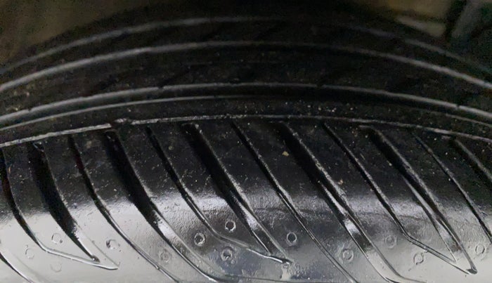 2016 Maruti Ciaz ZDI+ SHVS, Diesel, Manual, 1,68,380 km, Right Front Tyre Tread