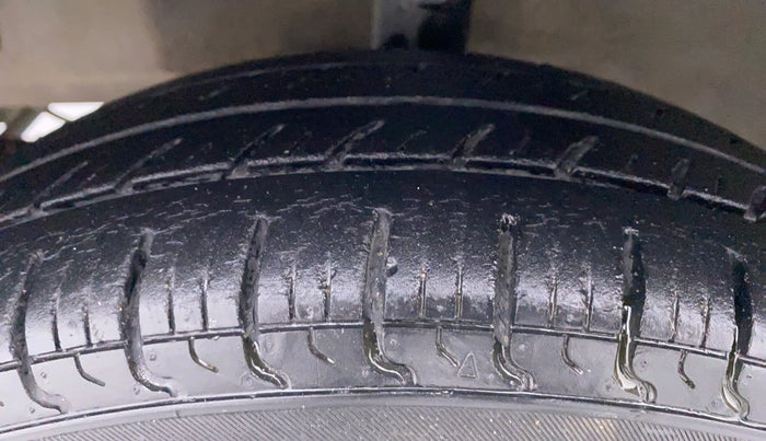 2015 Hyundai Eon D LITE PLUS, Petrol, Manual, 29,520 km, Left Front Tyre Tread