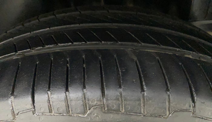 2017 Volkswagen Vento HIGHLINE PETROL AT, Petrol, Automatic, 89,137 km, Left Rear Tyre Tread