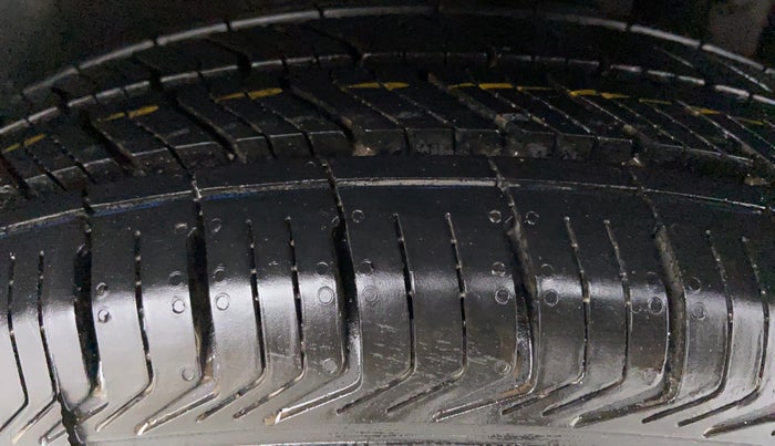 2014 Maruti Swift VXI D, Petrol, Manual, 25,412 km, Left Rear Tyre Tread