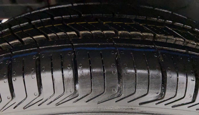 2014 Maruti Swift VXI D, Petrol, Manual, 25,412 km, Right Rear Tyre Tread