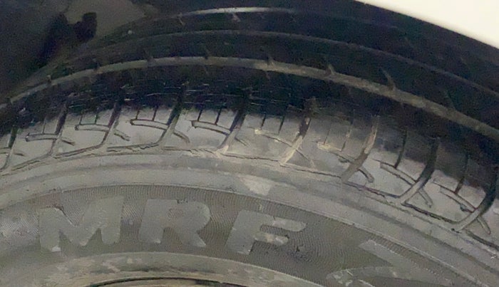 2016 Maruti Ertiga VXI CNG, CNG, Manual, 43,629 km, Left front tyre - Minor crack