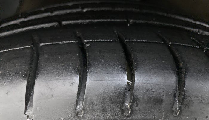 2014 Hyundai Grand i10 MAGNA 1.2 VTVT, Petrol, Manual, 32,139 km, Left Front Tyre Tread