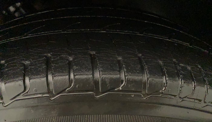 2016 Hyundai Elite i20 MAGNA 1.2, Petrol, Manual, 26,216 km, Left Rear Tyre Tread